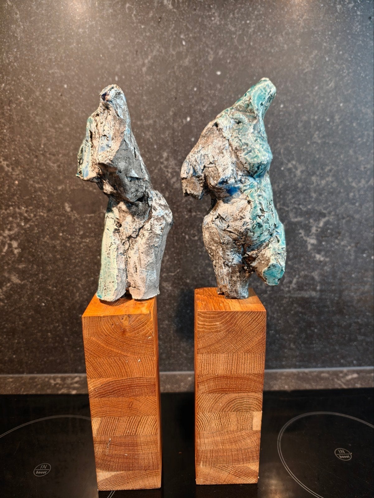 2 vrouwelijke torso's, raku gebakken op houten sokkels, Ophalen of Verzenden