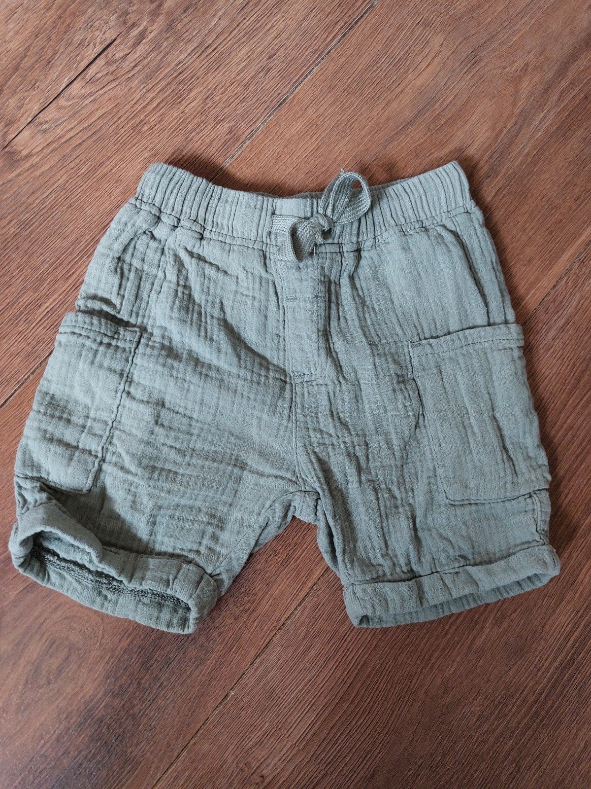 Groene LC Waikiki short maat 98-104 z.g.a.n., Ophalen of Verzenden, Zo goed als nieuw, Jongen, Broek