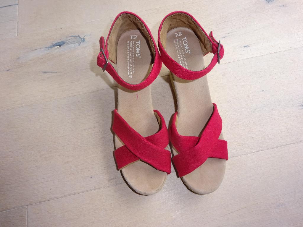 rode sandalen TOMS maat 11=42,5, Zo goed als nieuw, Toms, Rood, Sandalen of Muiltjes