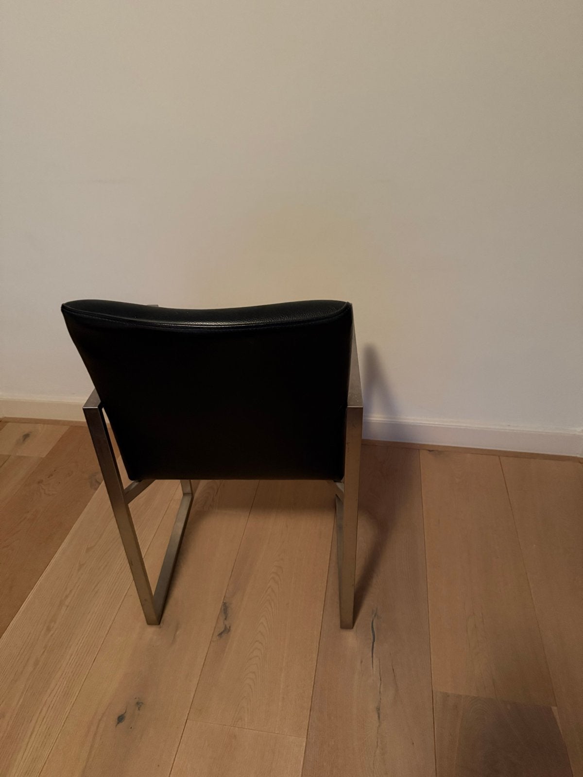 4 Moderne eetkamerstoelen - Zwart leer en metaal, Huis en Inrichting, Ophalen, Gebruikt, Zwart, Leer