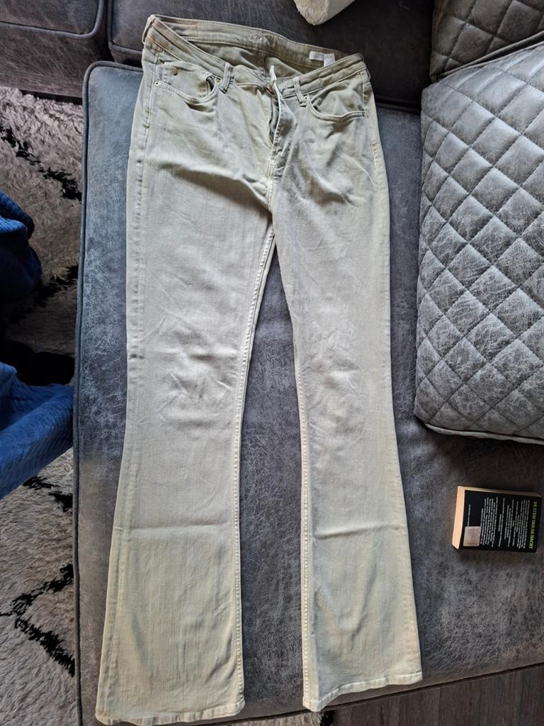 Olijf groene flair jeans, Kleding | Dames, Spijkerbroeken en Jeans, Ophalen of Verzenden, Zo goed als nieuw, Overige kleuren, W27 (confectie 34) of kleiner