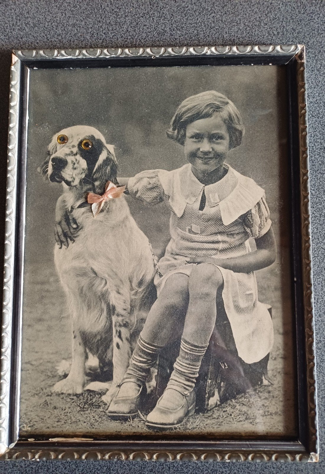 Vintage foto: Meisje met hond in lijst, jaren '30, Ophalen of Verzenden