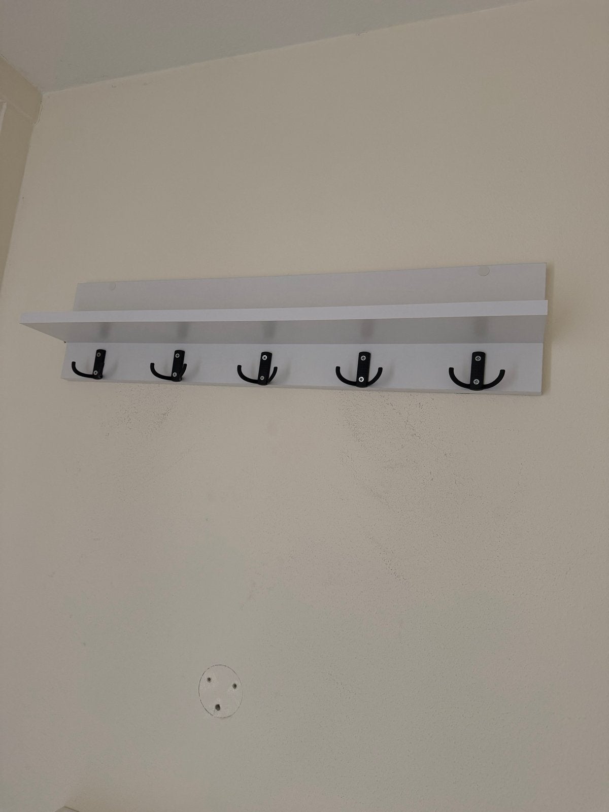 Witte wandkapstok met 5 zwarte haken en plank, Wandkapstok, Ophalen of Verzenden, Zo goed als nieuw, Minder dan 100 cm