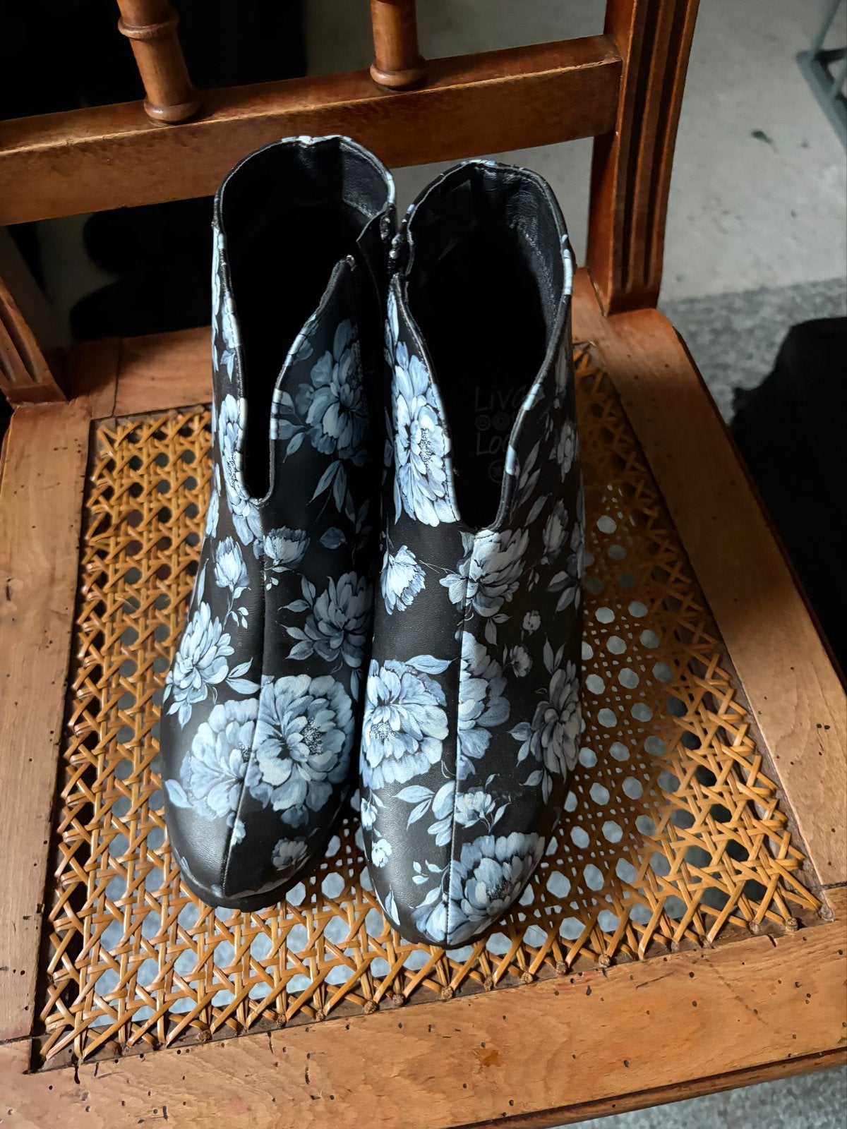 Bloemenprint Enkellaarzen - Zwart met Witte blauwe Bloemen, Kleding | Dames, Zwart, Lage of Enkellaarzen, Ophalen of Verzenden