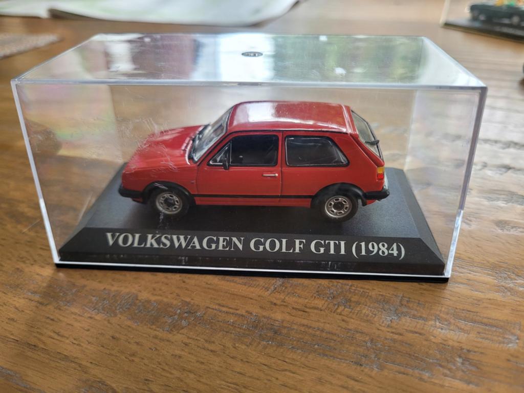 Volkswagen Golf GTI 1984 modelauto met vitrinebox, Ophalen of Verzenden, Gebruikt, Auto, Overige merken