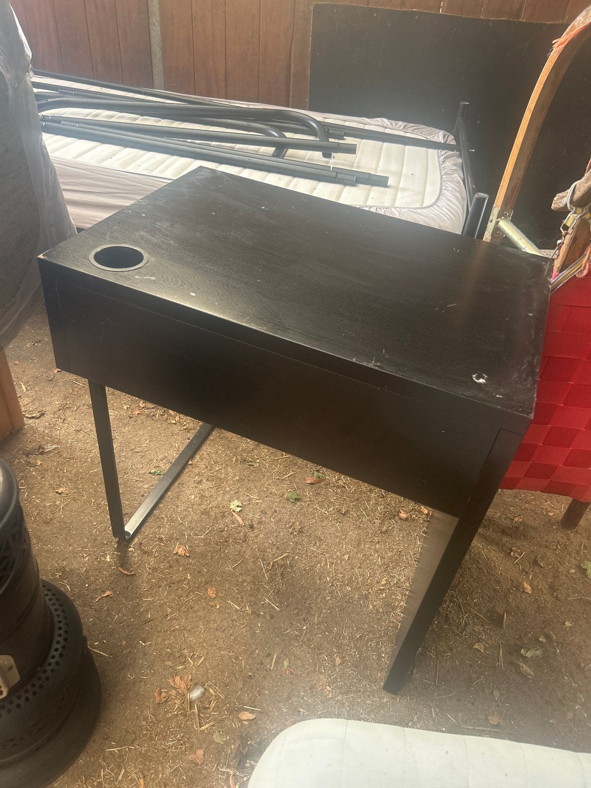 Zwart bureau met gat voor draden, Ophalen, Zwart, Gebruikt, Hout