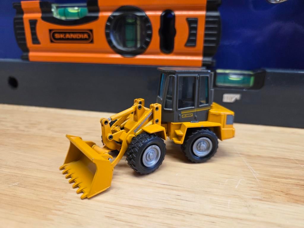Zettelmeyer Volvo ZL602 Shovel NZG 1:50 Motorart Conrad, Hobby en Vrije tijd, Modelauto's | 1:50, Ophalen of Verzenden, Zo goed als nieuw