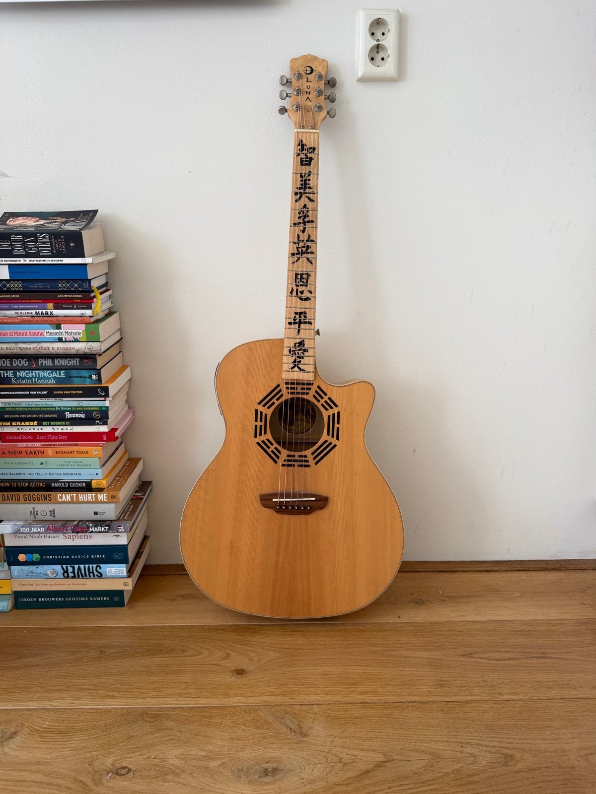 Luna Dragon Akoestische Gitaar met Element, Muziek en Instrumenten, Snaarinstrumenten | Gitaren | Akoestisch, Ophalen, Zo goed als nieuw