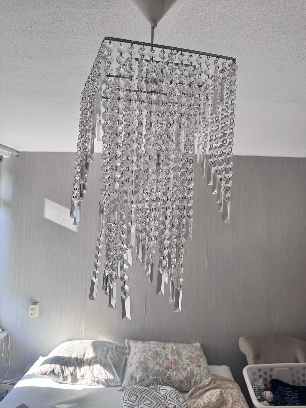 Moderne Kroonluchter met Kristallen Hangers, Ophalen of Verzenden, Zo goed als nieuw, Glas, E27 (groot)