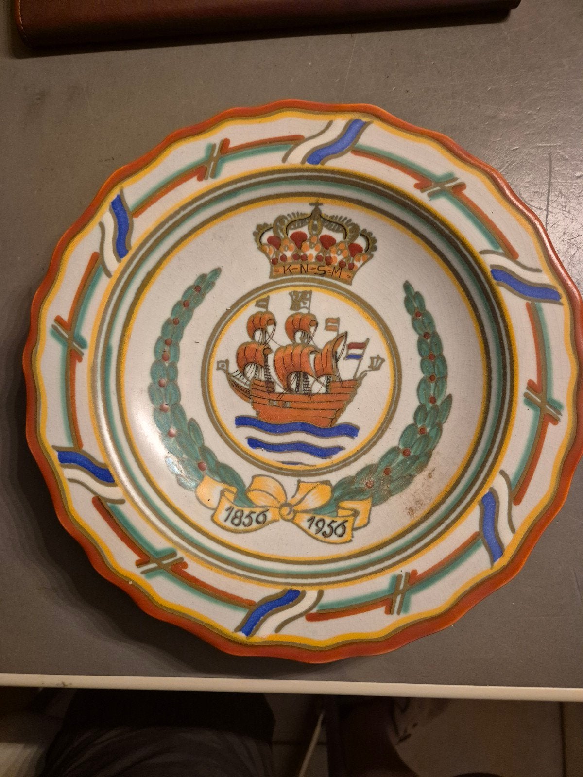 Gedenkbord K.N.S.M. 1856-1956 Kon. M. de Bakkerij Gouda, Antiek en Kunst, Ophalen of Verzenden
