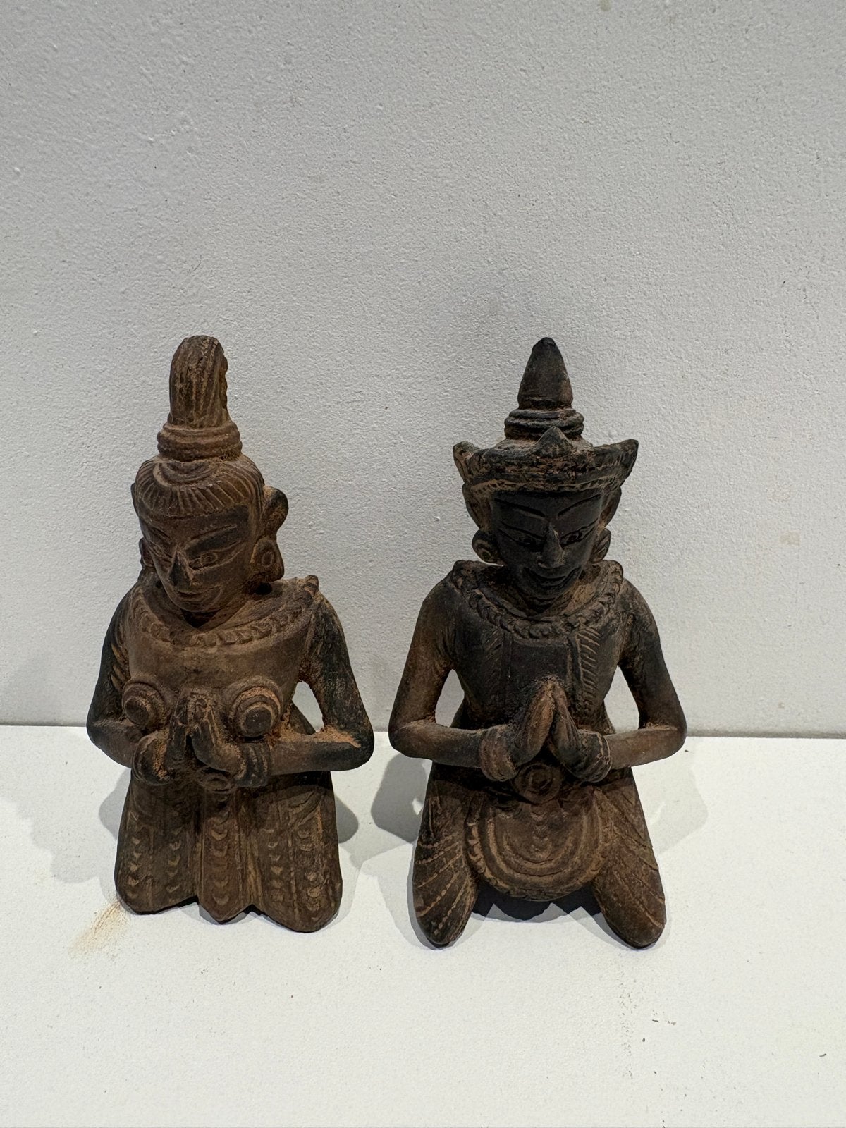 Twee handgesneden houten beelden uit Indonesië, Hout, Bruin, Ophalen of Verzenden, Indonesië