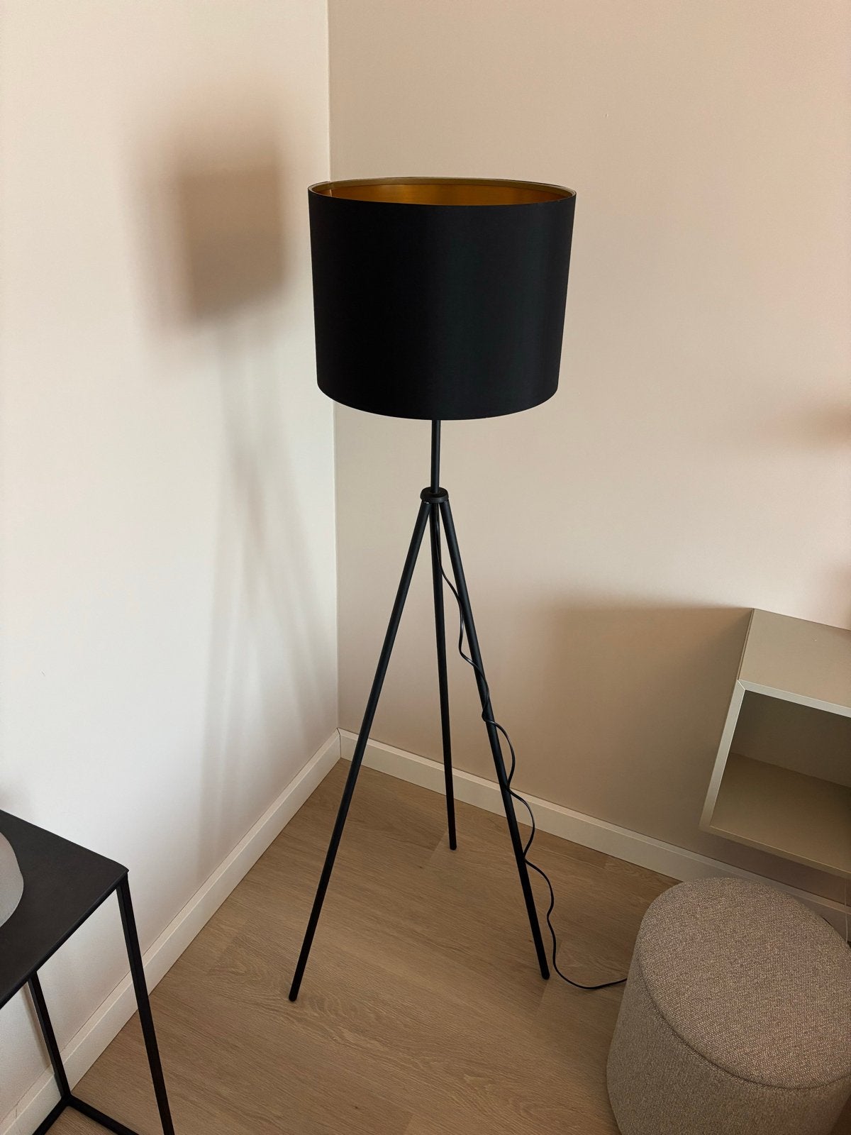 Staande vloerlamp met zwarte kap en gouden binnenkant, Huis en Inrichting, Ophalen, Gebruikt, E27 (groot), 100 tot 150 cm