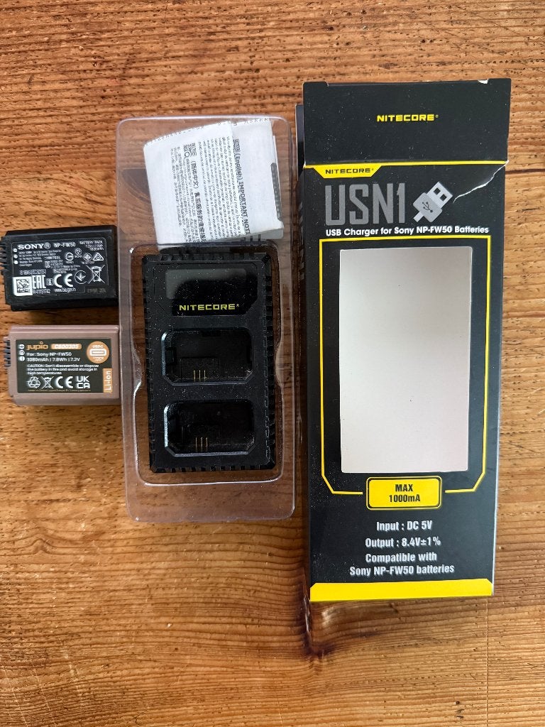 Nitecore Dubbel Lader voor Sony NP-FW50 + 2 battery-packs, Ophalen of Verzenden, Gebruikt, Oplaadbaar