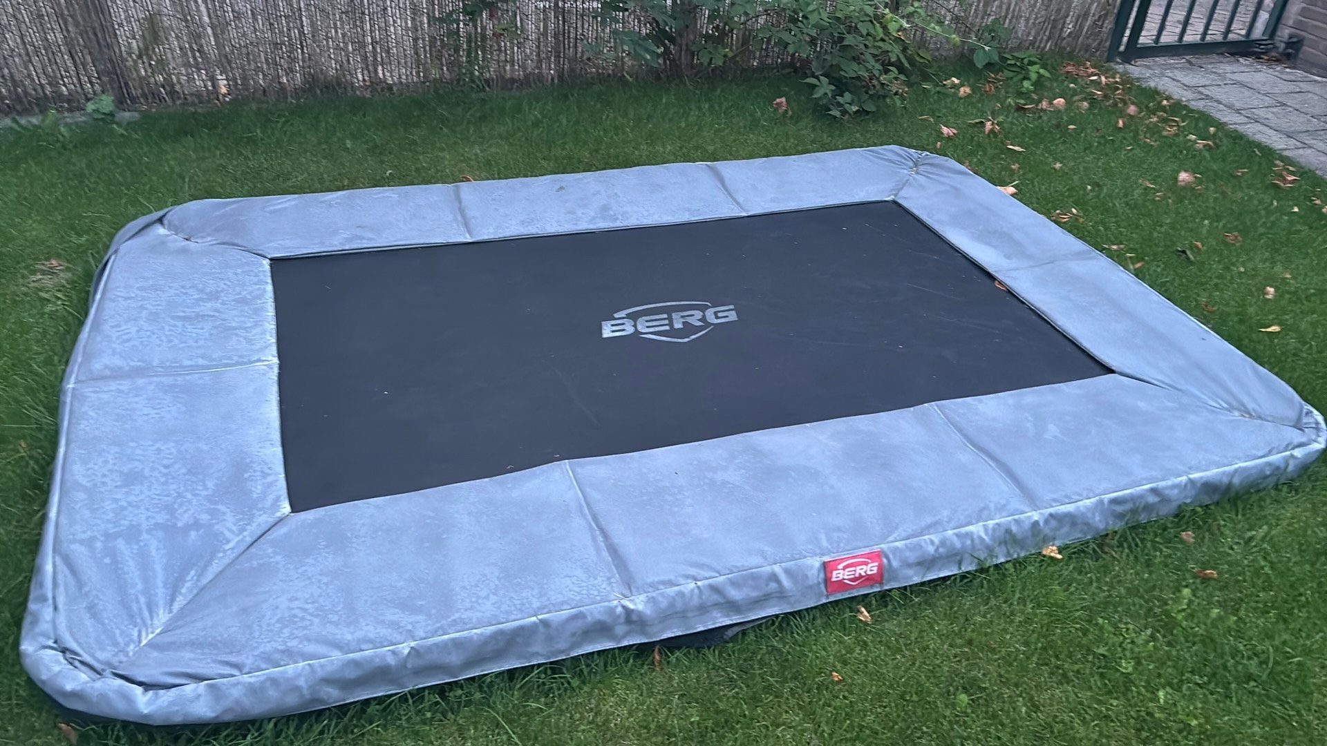 Berg trampoline inground 280x190, Ophalen, Zo goed als nieuw