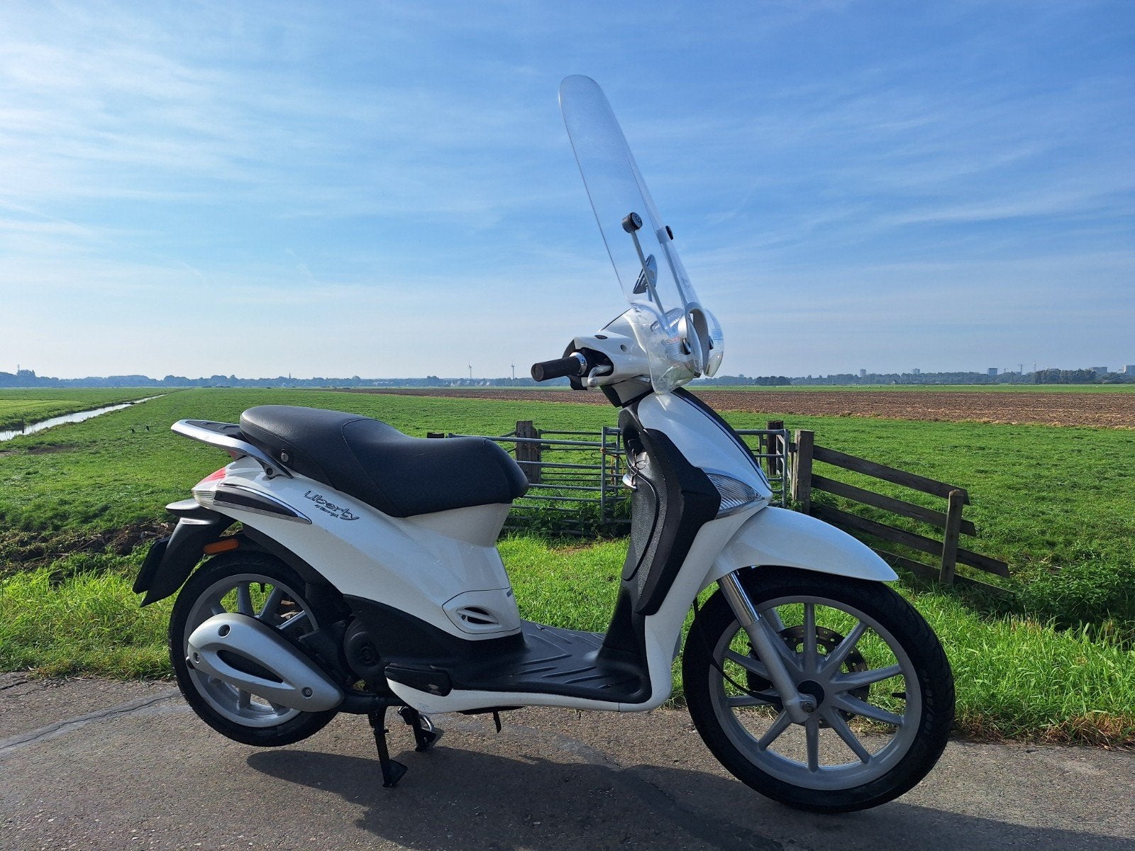 Mooie Piaggio Liberty snorscooter 2016 incl hoog windscherm, Ophalen of Verzenden, Zo goed als nieuw, Benzine, Overige merken