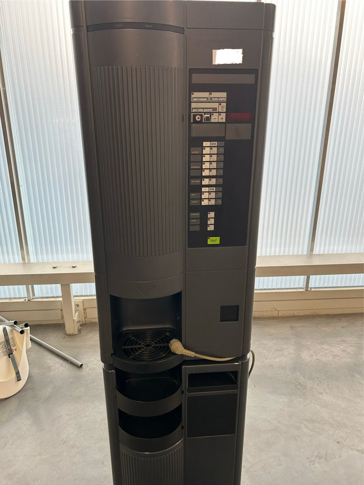 Foto 3 van Grote Etna koffiemachine met sleutels en geldbakje