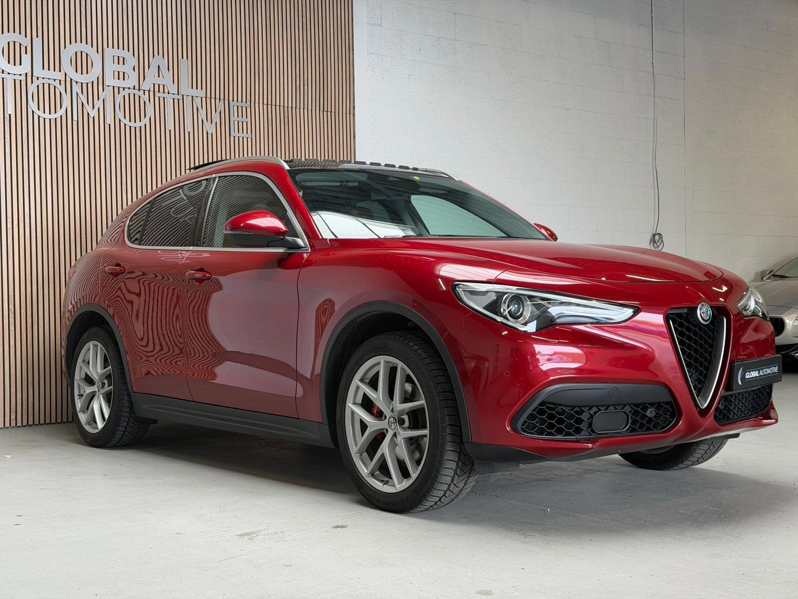 Alfa Romeo Stelvio 2.0 T AWD First Edition 280PK - SCHUIFDAK, Automaat, Zwart, 4 cilinders, Bedrijf