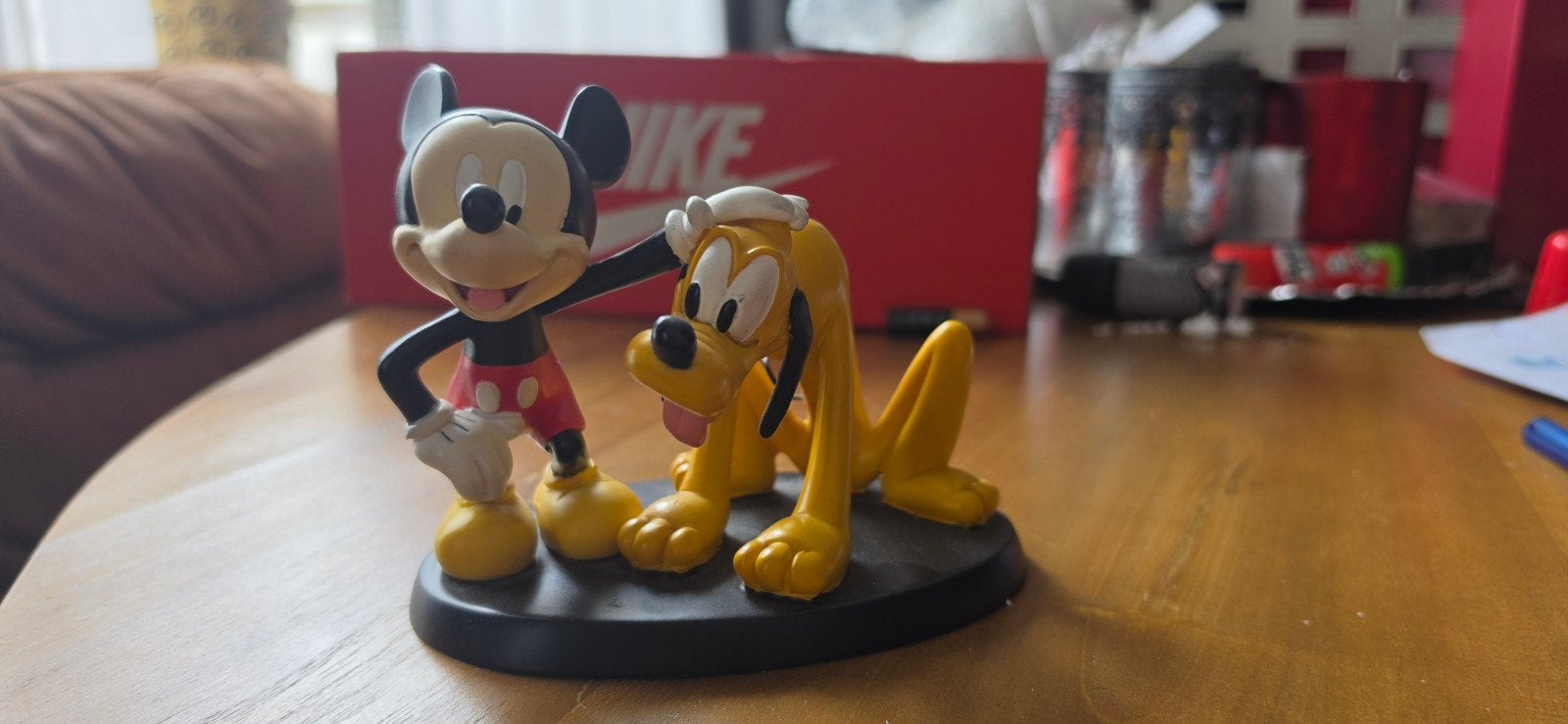 Disney Mickey petting Pluto, Ophalen, Mickey Mouse, Zo goed als nieuw, Beeldje of Figuurtje