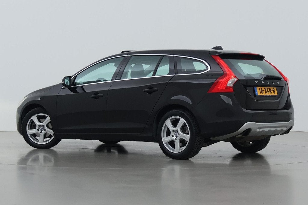 Volvo V60 1.6 T3 Momentum | Bi-Xenon | Panoramadak | Leder |, Stof, Gebruikt, 4 cilinders, 150 pk