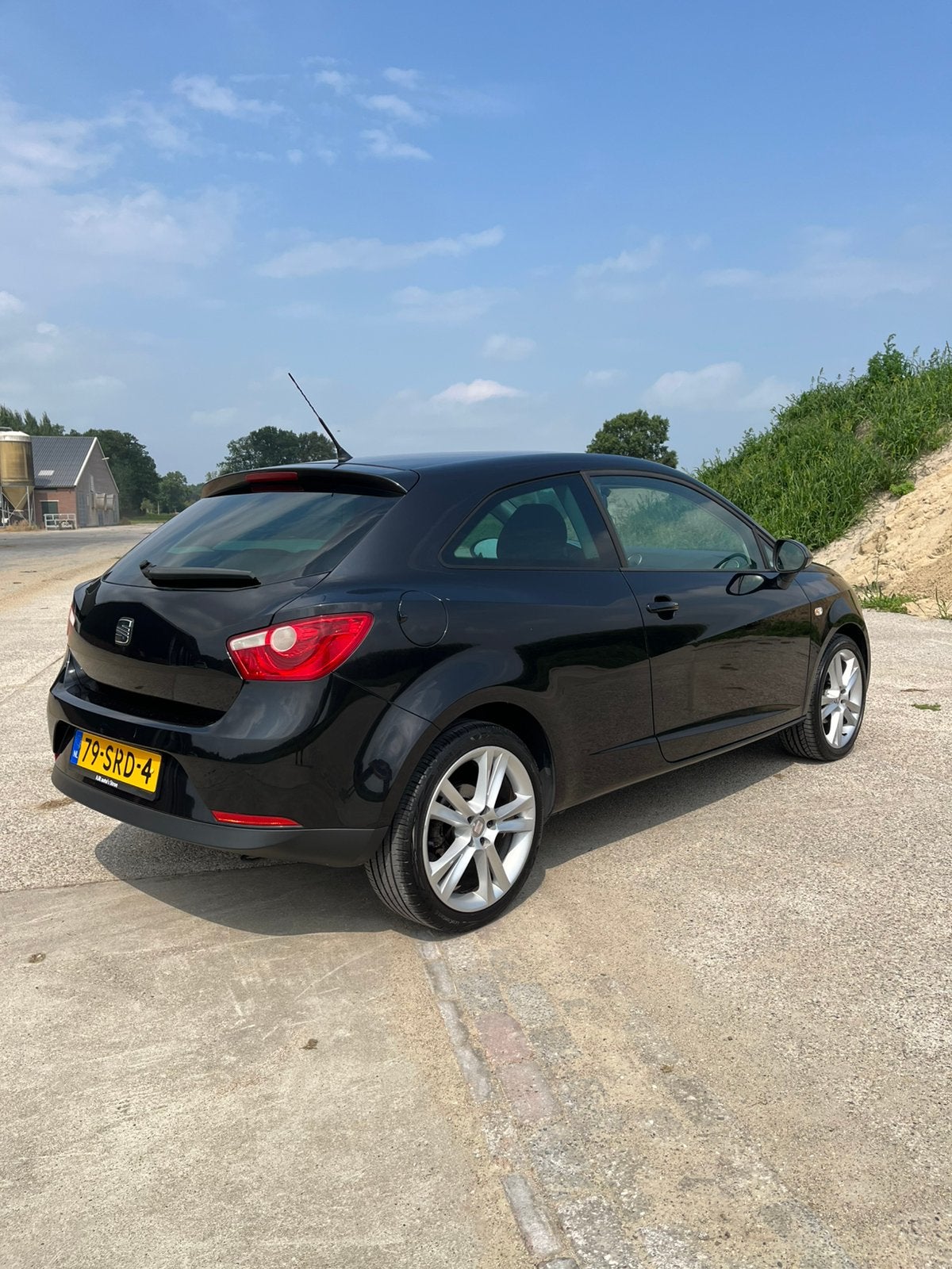 Te Koop: SEAT Ibiza Sport Coupé – Perfect onderhouden, Auto's, Voorwielaandrijving, Zwart, Leder en Stof, Handgeschakeld