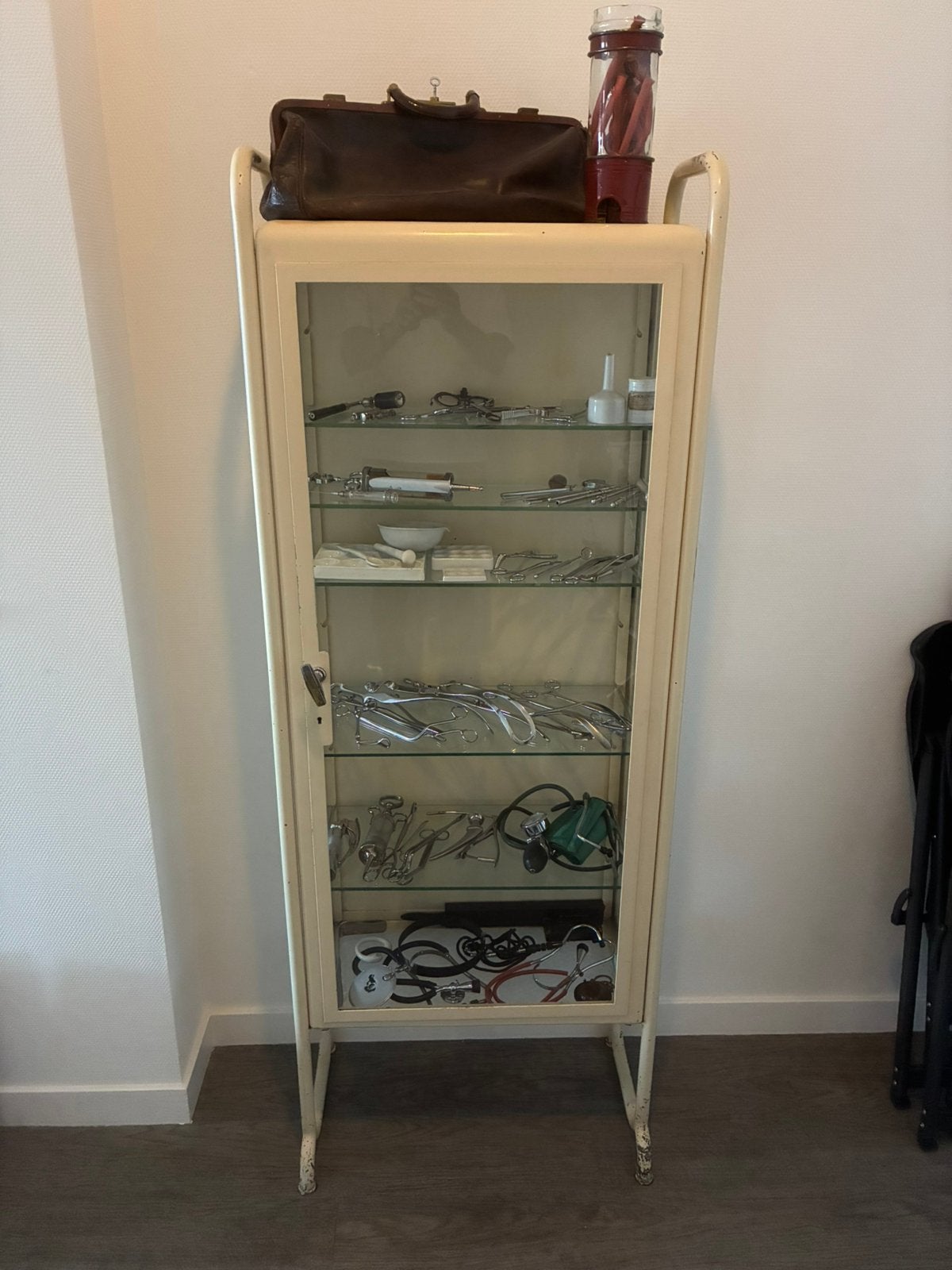 Dokterskast / vitrinekast gevuld uniek!, Ophalen, 50 tot 100 cm, Zo goed als nieuw, Glas