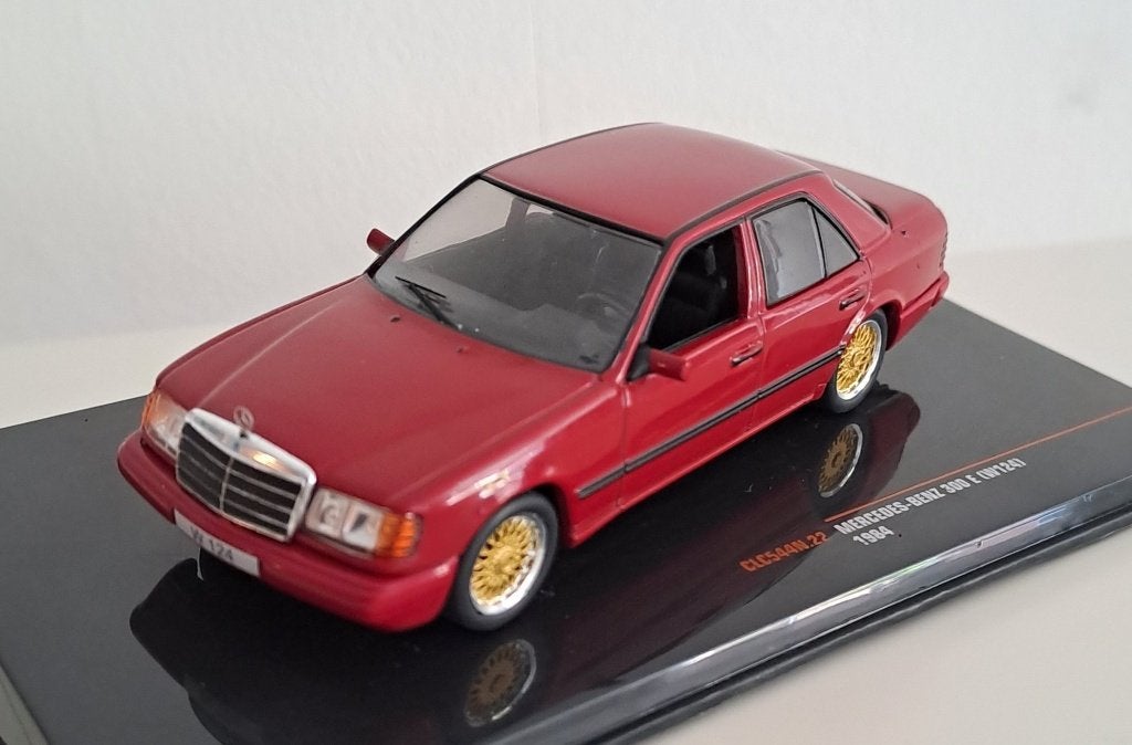 Mercedes Benz 300E (W124) 1984, Hobby en Vrije tijd, Modelauto's | 1:43, Ophalen of Verzenden, Nieuw, Auto, Overige merken