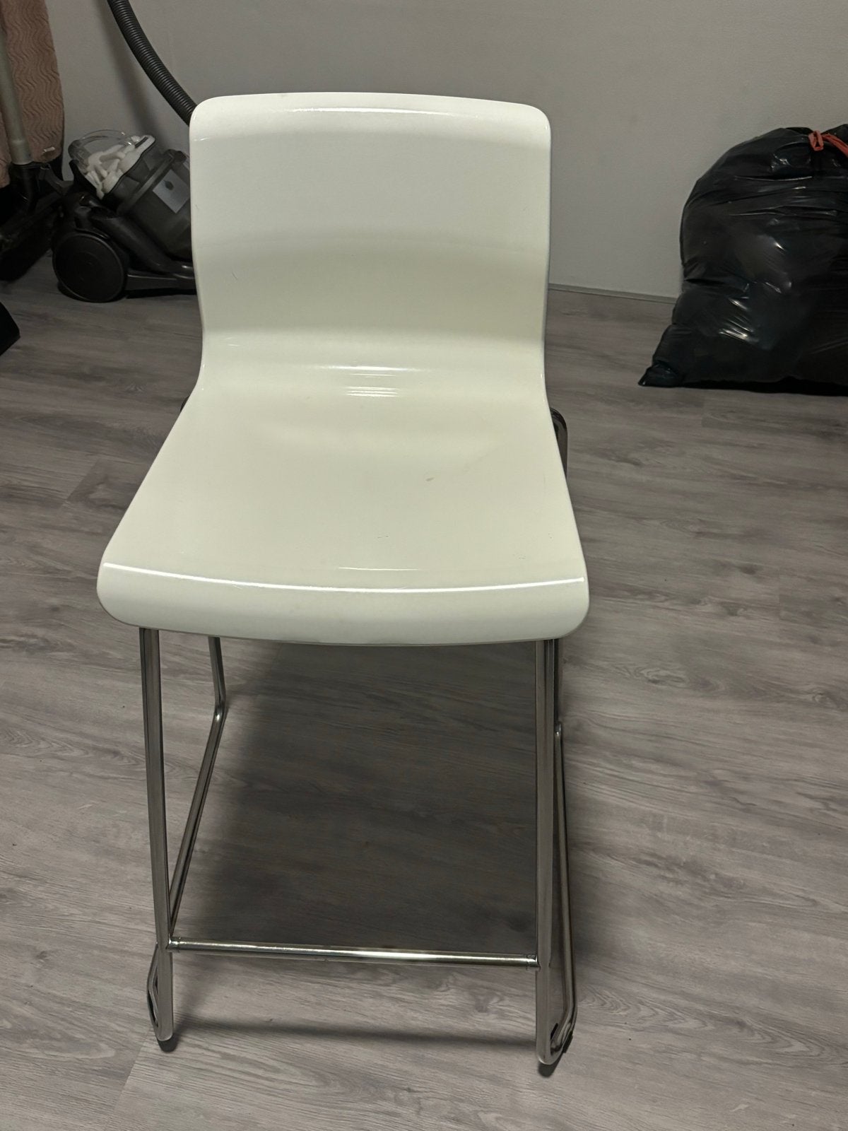 Witte barkruk met metalen onderstel, Ophalen, Kunststof, Gebruikt, 60 tot 90 cm
