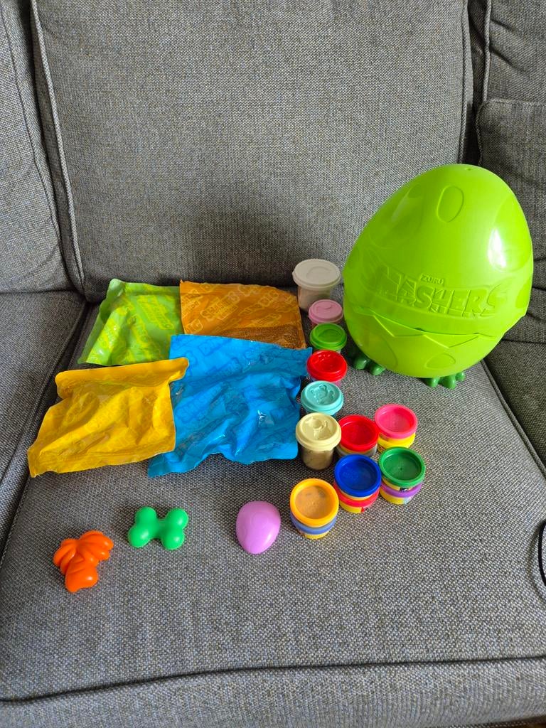 Te koop groot Dino ei met klei en vormpjes, Ophalen of Verzenden