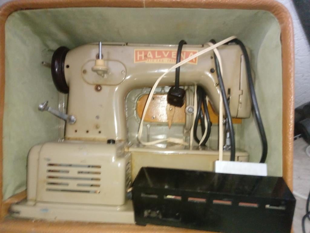 HALVENA Naaimachine uit 1960 - Werkt goed, Hobby en Vrije tijd, Naaimachines en Toebehoren, Ophalen, Gebruikt, Naaimachine, Overige merken