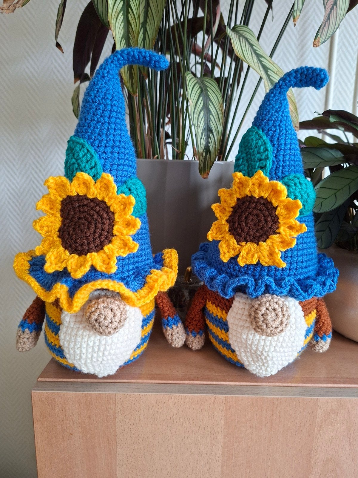 Gehaakte Kabouters met Zonnebloem, Ophalen of Verzenden, Nieuw, Haken, Overige typen