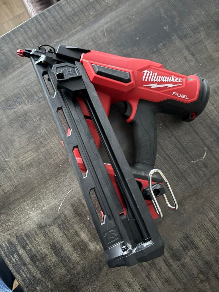Milwaukee M18 FN15GA FUEL Afwerktacker 15GA, Doe-het-zelf en Verbouw, Gereedschap | Overige machines, Ophalen of Verzenden, Zo goed als nieuw