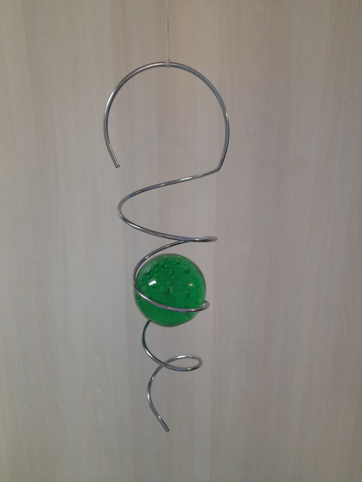 Metalen spiraal met glazen bol., Ophalen of Verzenden, Zo goed als nieuw, Glas