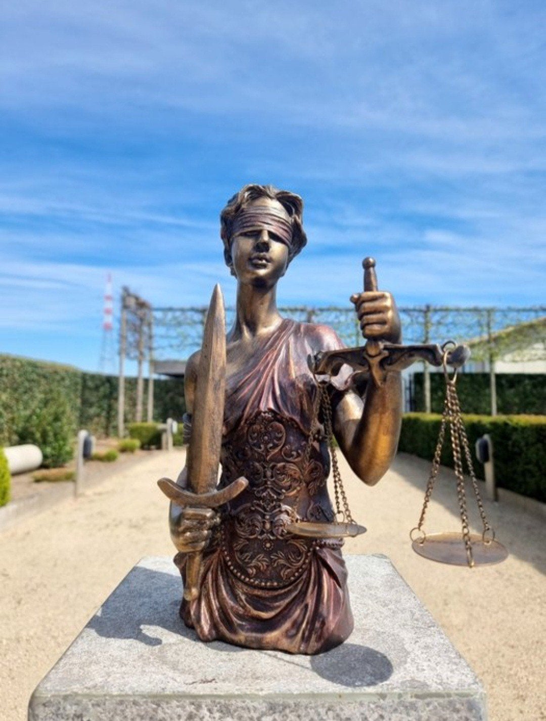 Lady Justice Beeld - Bronskleurig Vrouwe Justitia, Kunststof, Ophalen of Verzenden, 20 - 50 cm, Op sokkel