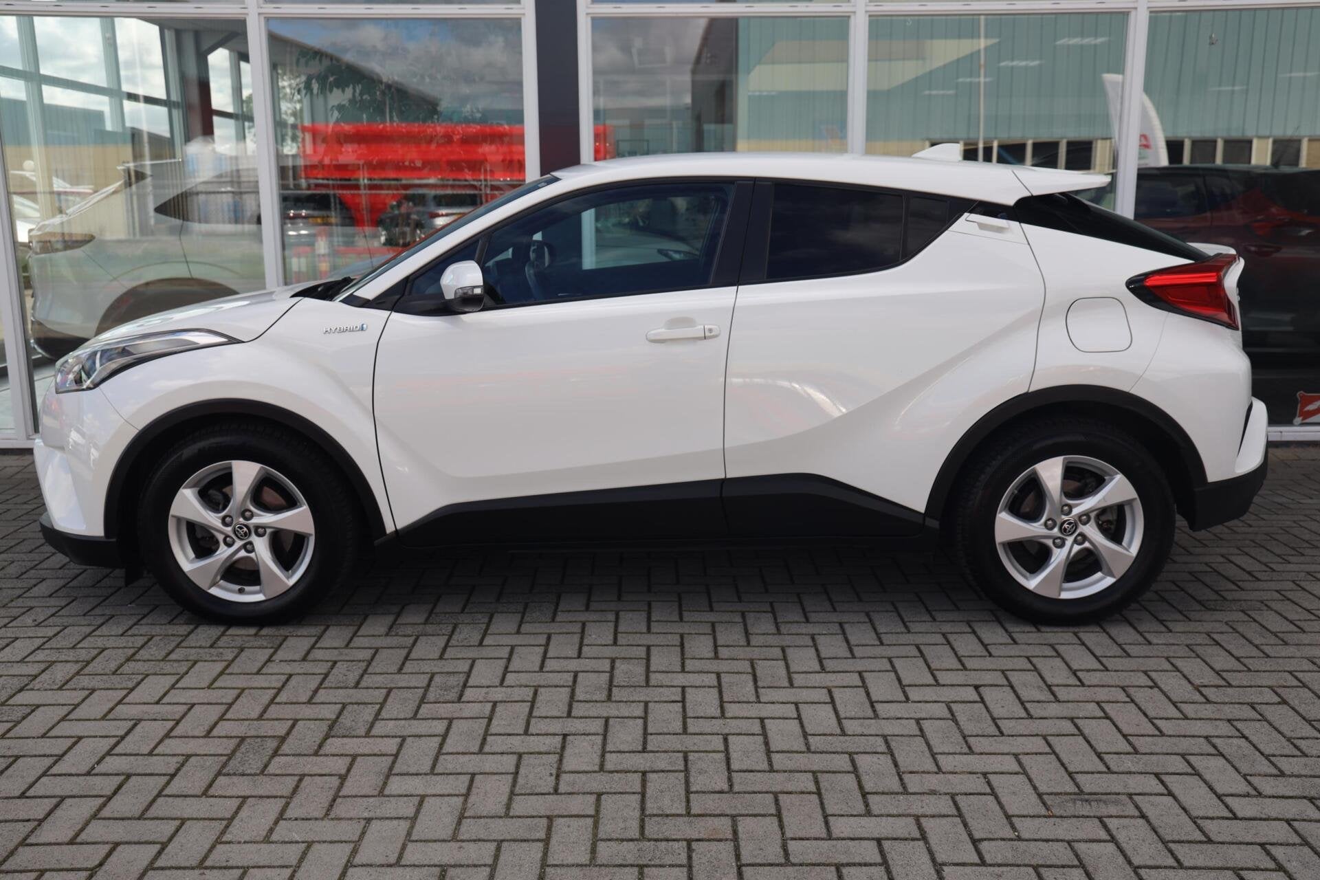 Toyota C-HR 1.8 Hybrid Dynamic|Automaat|Trekhaak|Stoelverwar, Auto's, Stof, 4 cilinders, Met garantie (alle), Bedrijf