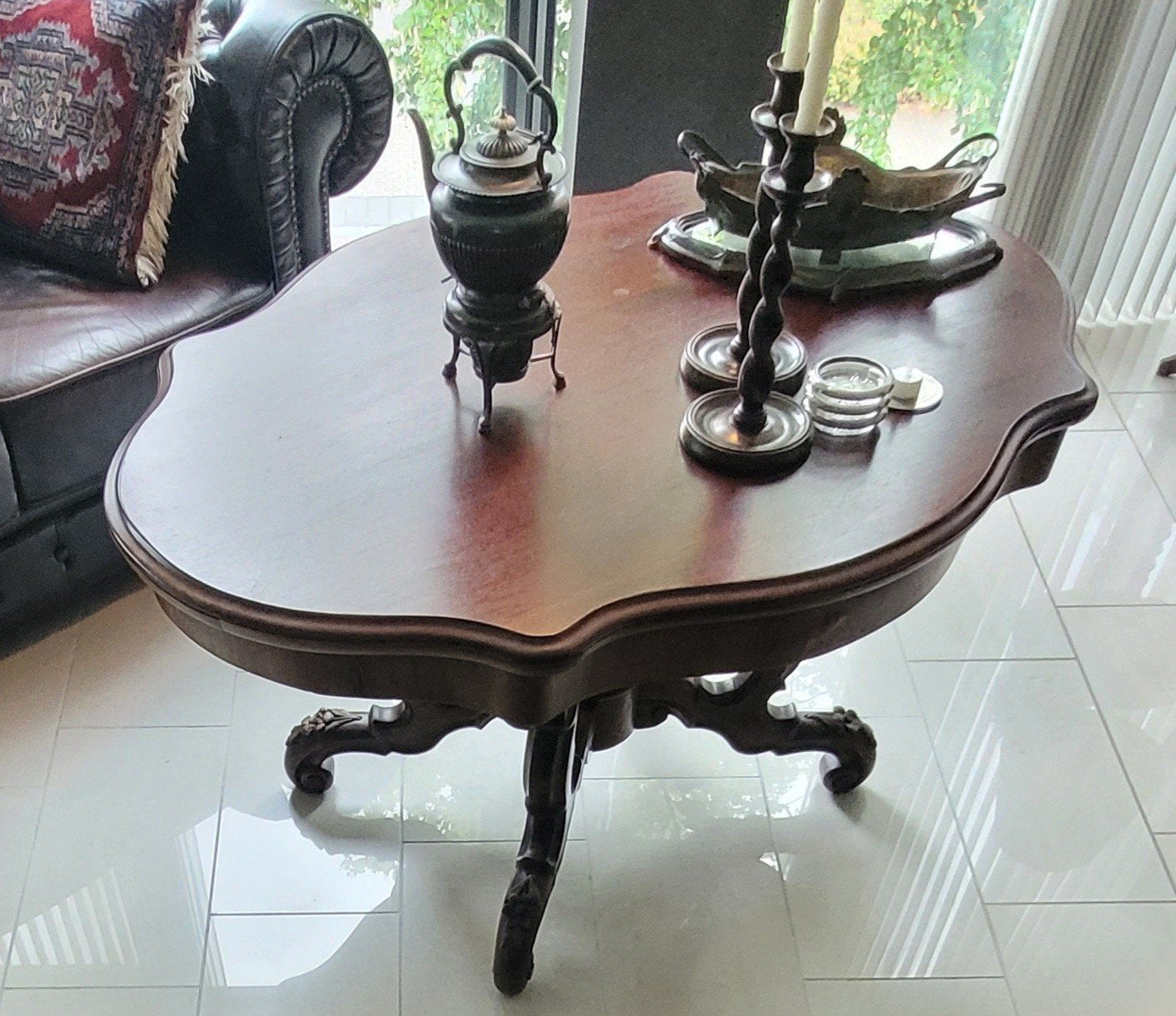 Antieke salontafel met sierlijke poten, Ophalen