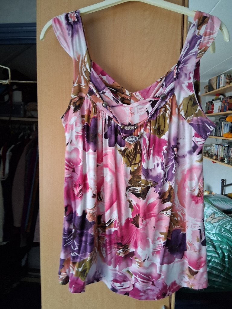 Een roze gebloemde top met er aan vaste een ketting., Maat 38/40 (M), Ophalen of Verzenden, Zo goed als nieuw, Roze