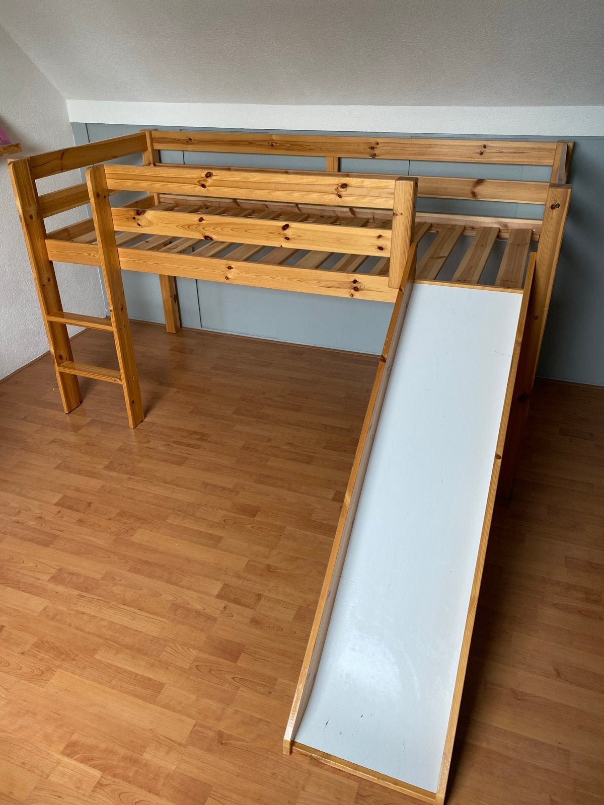 Halfhoogslaper Pino Leen Bakker met glijbaan, Ophalen, 90 cm, Eenpersoons, Zo goed als nieuw