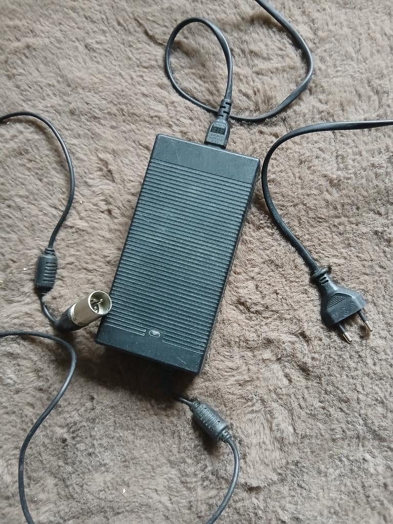 Sparta Ion oplader 3 pins - Zo goed als nieuw, Ophalen of Verzenden, Zo goed als nieuw