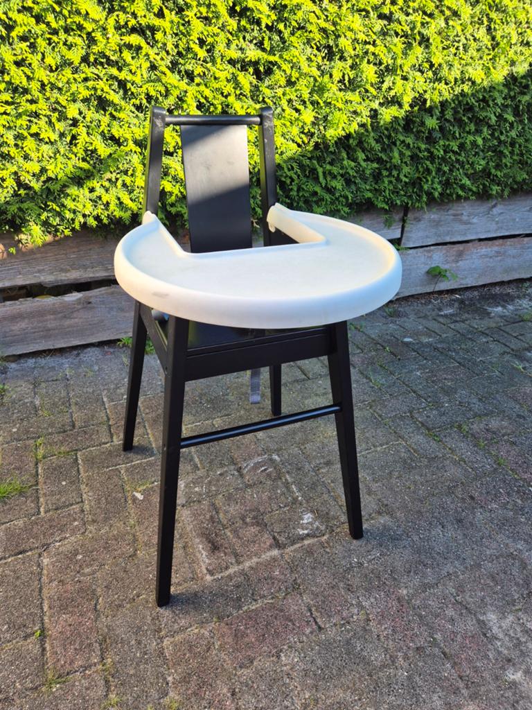 Zwarte houten kinderstoel, Kinderen en Baby's, Kinderstoelen, Ophalen of Verzenden, Gebruikt, Meegroeistoel, Gordel(s)