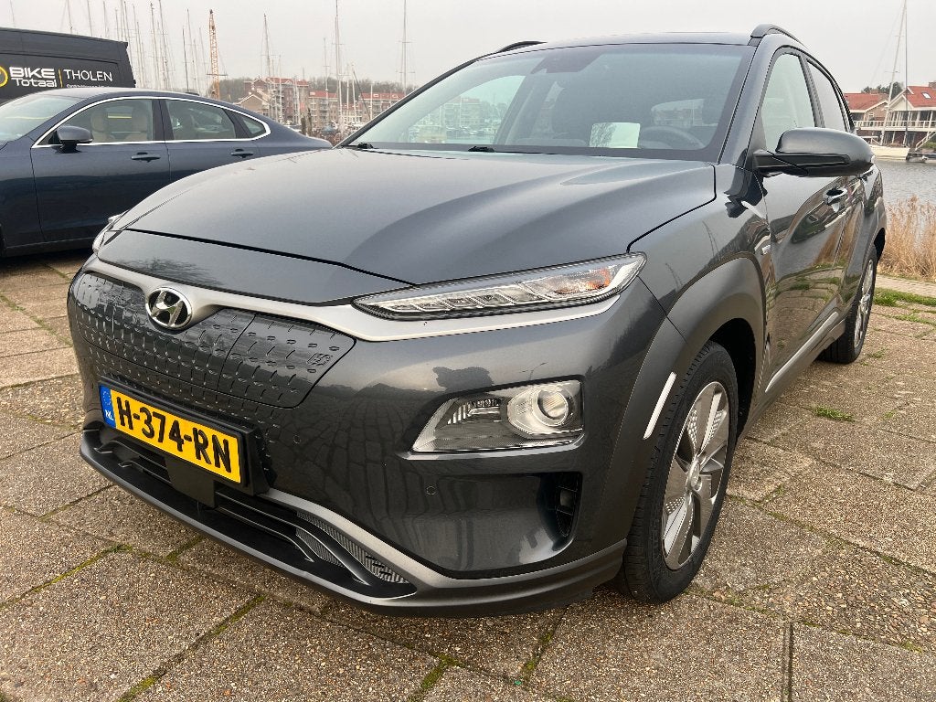 Hyundai Kona EV Premium. SOH 100%. 2019 Grijs, Auto's, Hyundai, 14 kWh, Overige carrosserieën, Leder, 77 €/maand