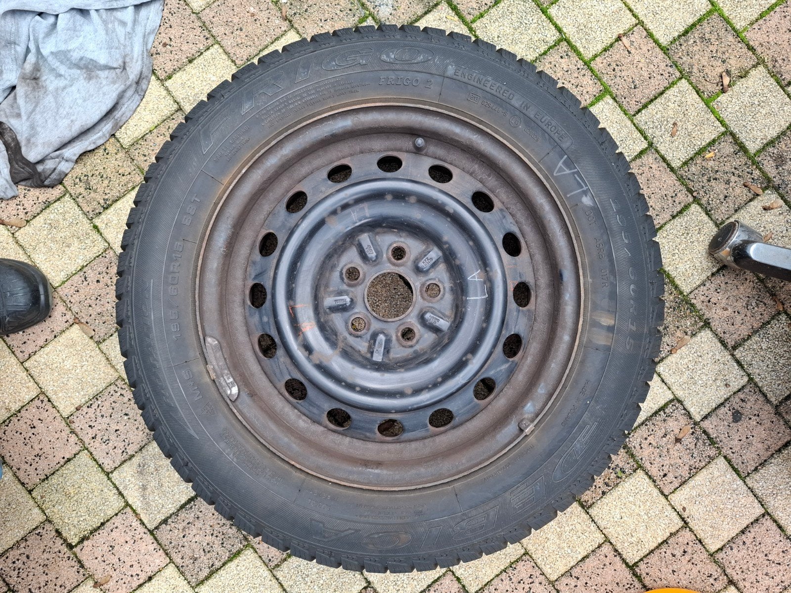 Set van 15 inch winterbanden op stalen velgen met wieldoppen, Auto diversen, Ophalen of Verzenden, Gebruikt