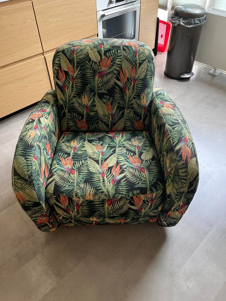 Comfortabele fauteuil met tropische print, Huis en Inrichting, Ophalen, Ouderwetse rookstoel, Gebruikt, Minder dan 75 cm
