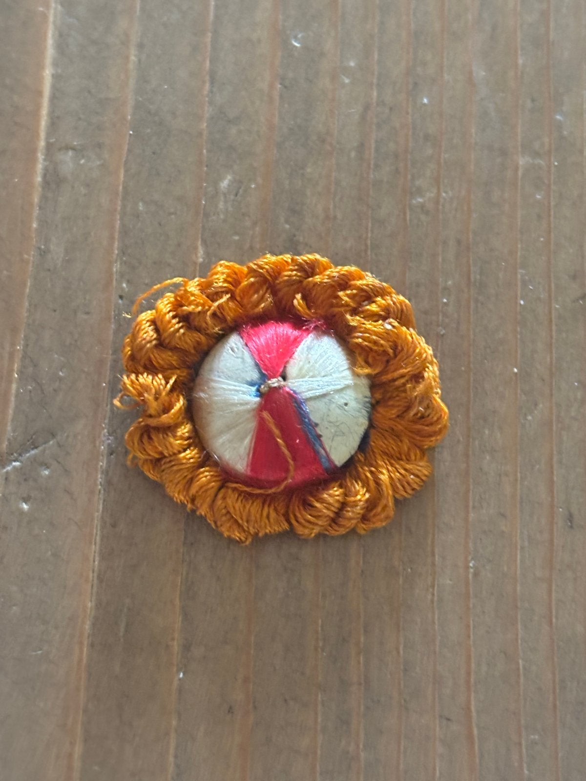 Speldje bevrijding Nederland Huisvlijt 1945 - Uniek Handwerk, Ophalen of Verzenden, Overige soorten, Nederland, Embleem of Badge