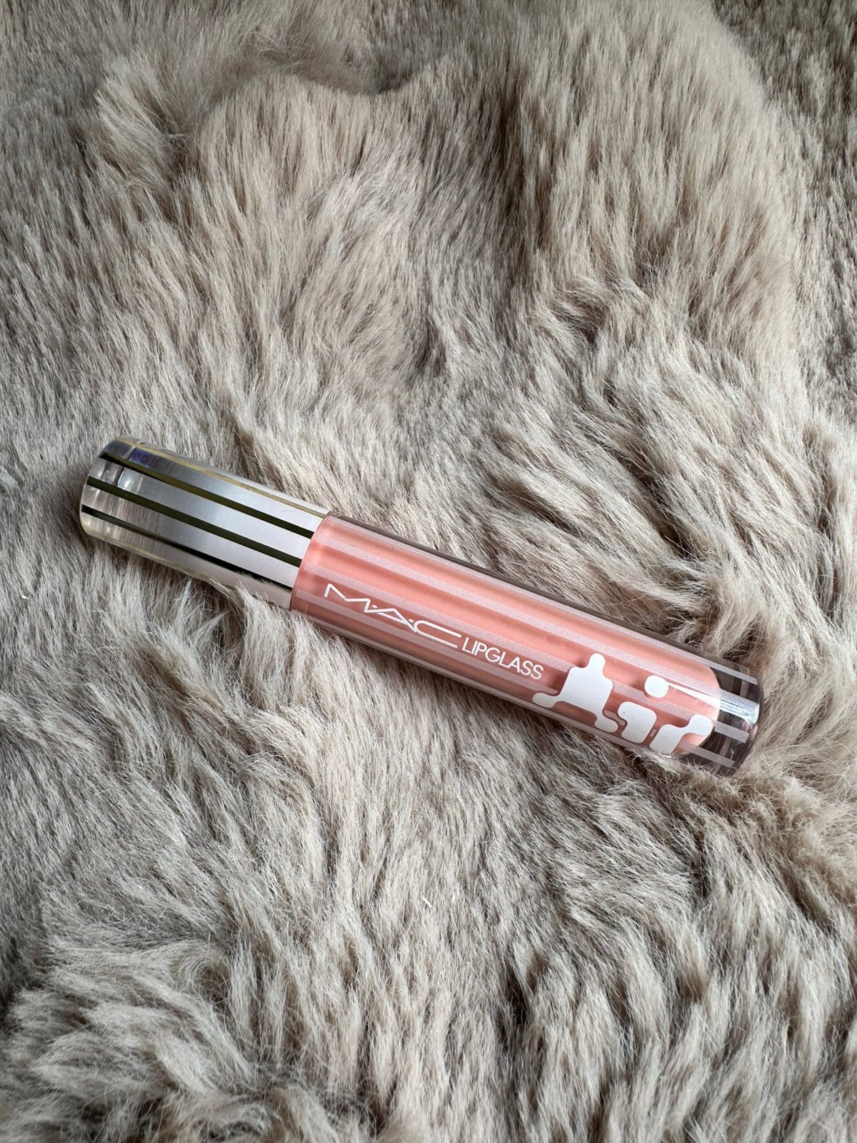 MAC lipglass kleur Behaved, Ophalen of Verzenden, Zo goed als nieuw, Lippen