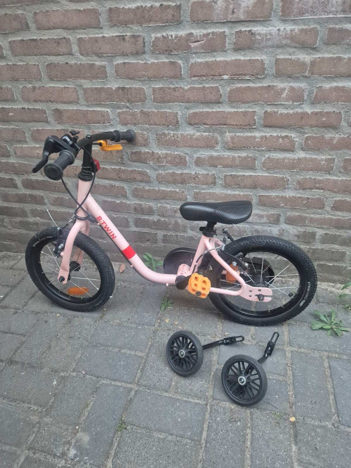 Roze B'Twin kinderfiets met zijwieltjes, 16 inch, Fietsen en Brommers, Fietsen | Kinderfietsjes, Ophalen, Zijwieltjes, Velgrem
