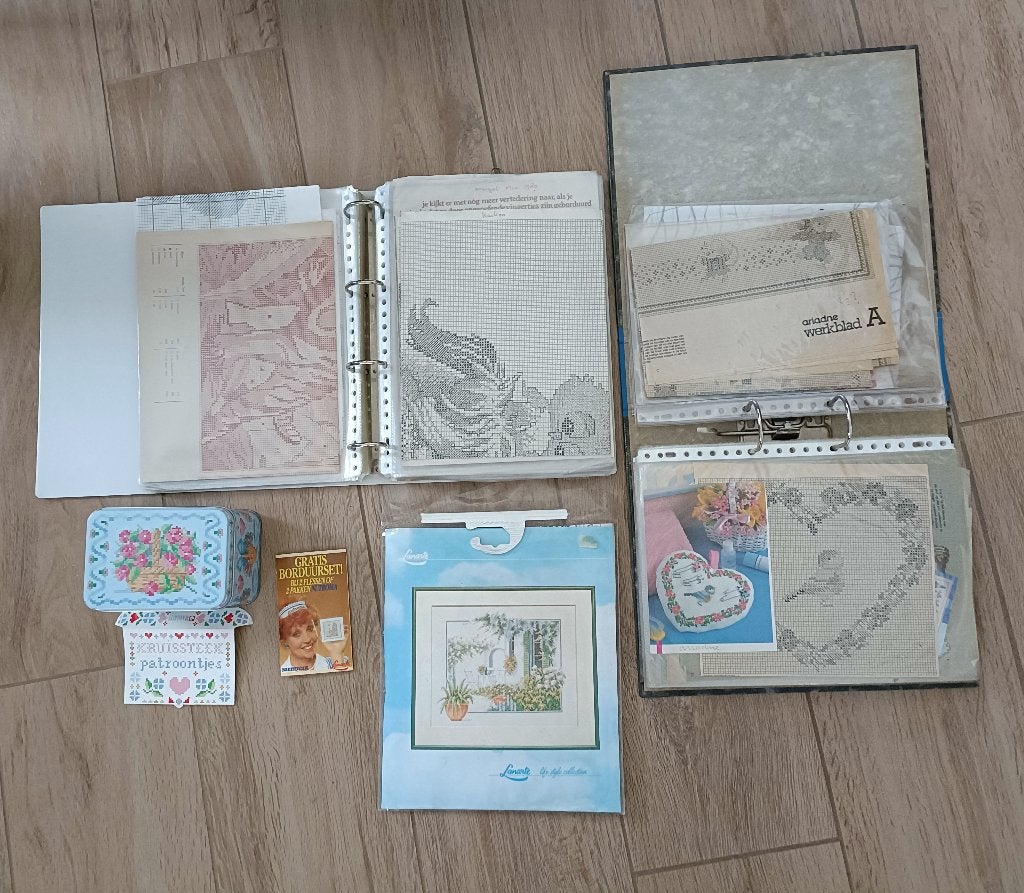Pakket van 2 ordners borduurpatronen + borduurpakket (JL4), Ophalen of Verzenden, Gebruikt, Handborduren, Patroon
