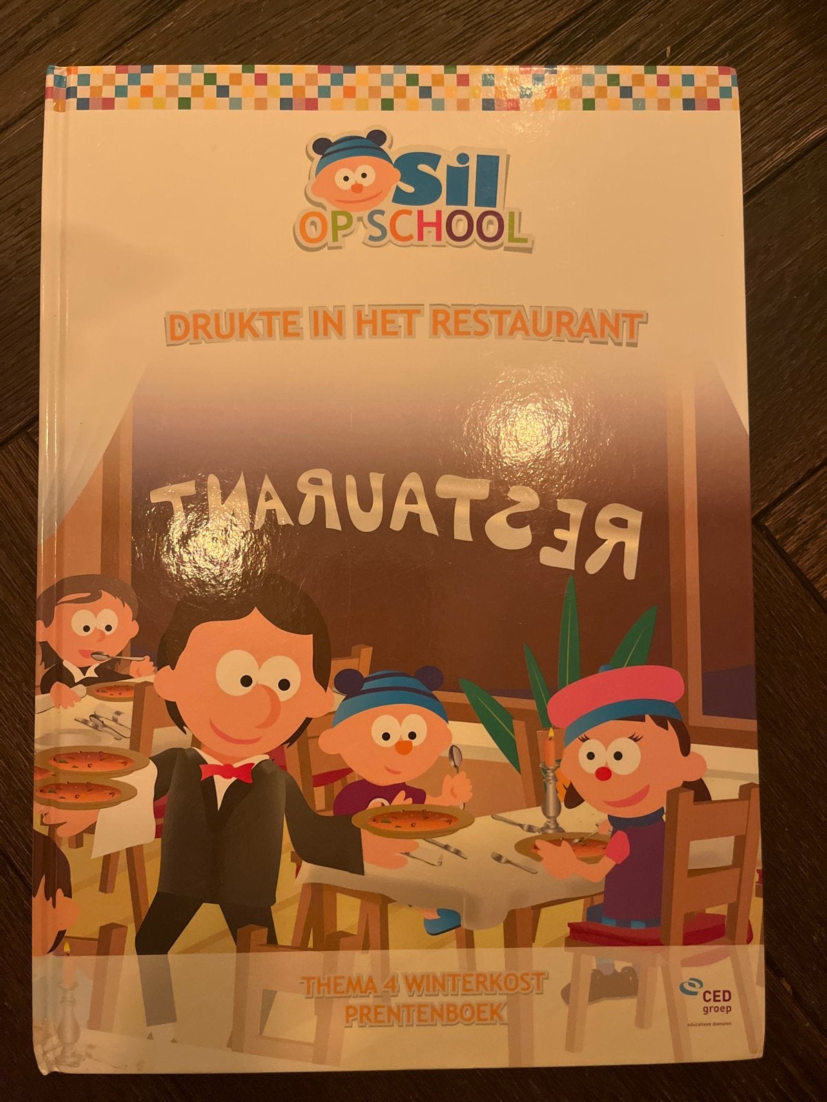 Sil op School: Drukte in het restaurant - Prentenboek, Ophalen of Verzenden, Zo goed als nieuw, Prentenboek