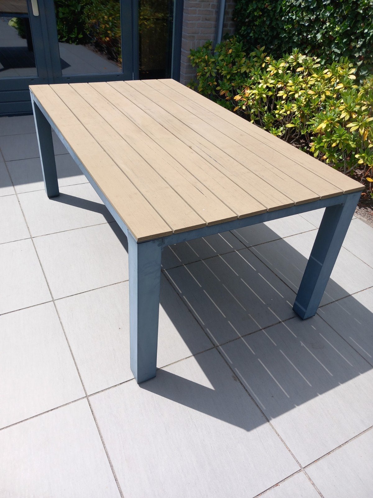 Stevige tuintafel met aluminium frame en polywood blad, Ophalen