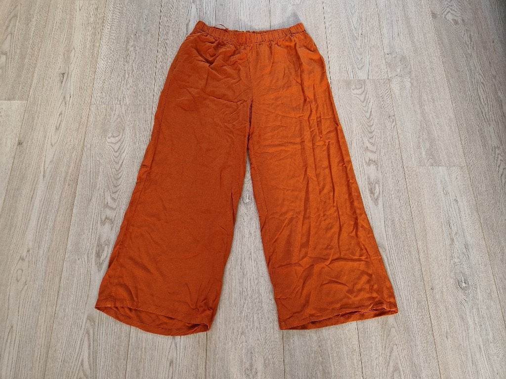 Een roest kleurige broek met wijde pijpen maat 42, Ophalen of Verzenden, Zo goed als nieuw, Maat 42/44 (L), Lang