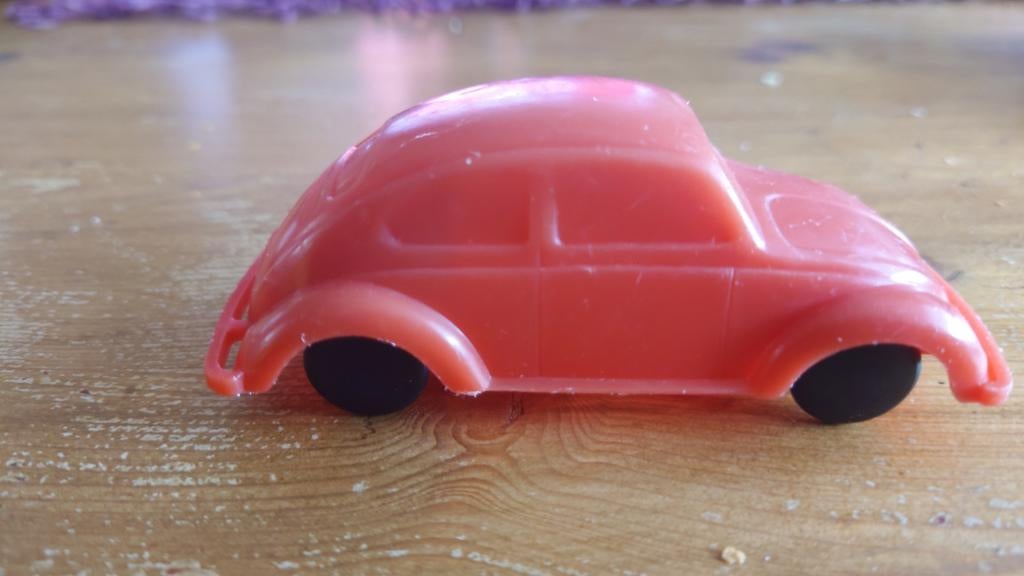 Vintage plastic Volkswagen Kever 1:43, Hobby en Vrije tijd, Modelauto's | 1:43, Zo goed als nieuw, Auto, Overige merken, Ophalen of Verzenden